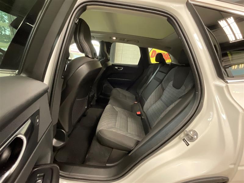 2022 VOLVO XC60 MOMENTUM