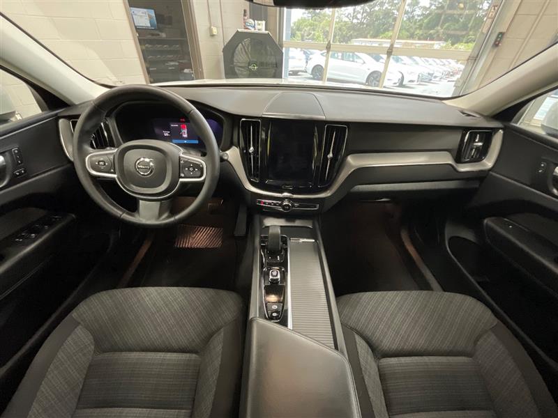 2022 VOLVO XC60 MOMENTUM