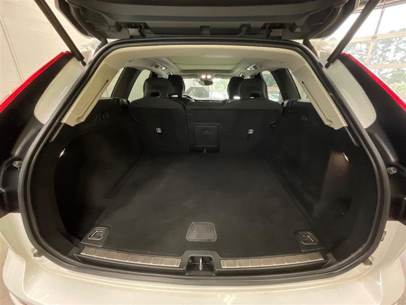 2022 VOLVO XC60 MOMENTUM