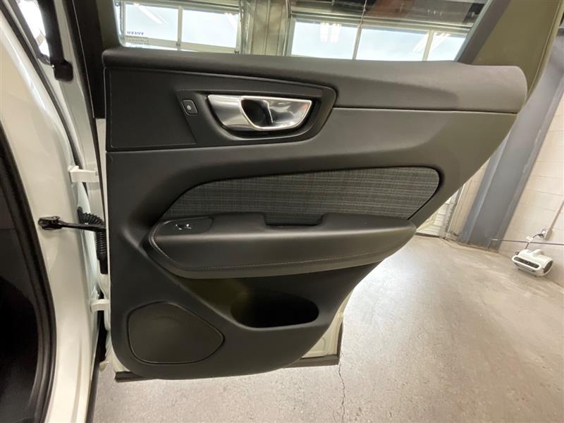 2022 VOLVO XC60 MOMENTUM