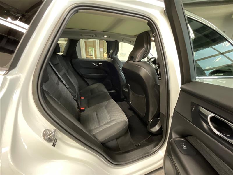 2022 VOLVO XC60 MOMENTUM