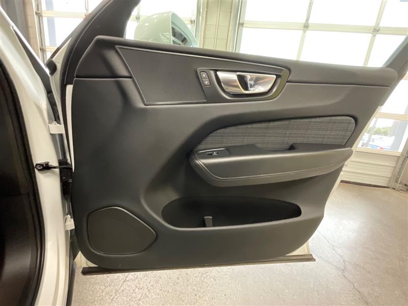 2022 VOLVO XC60 MOMENTUM