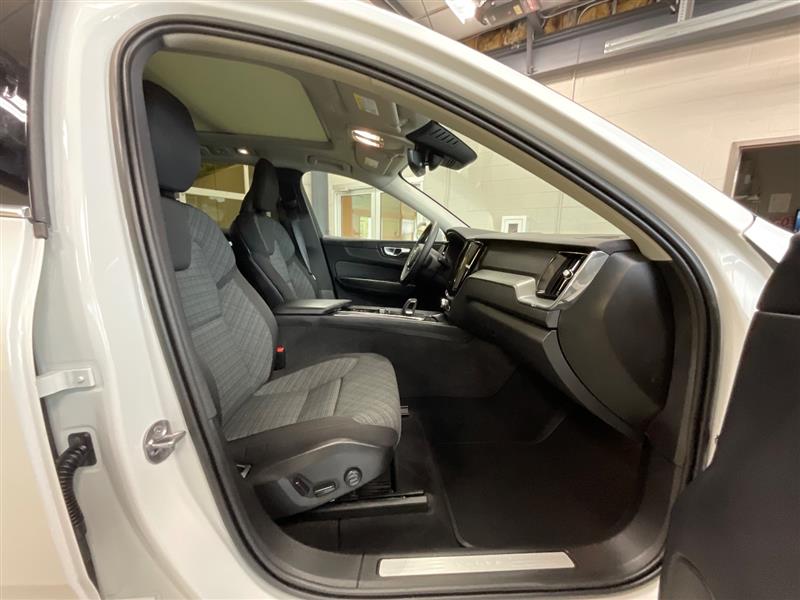 2022 VOLVO XC60 MOMENTUM