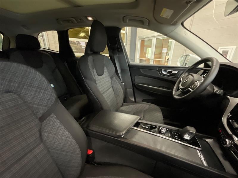 2022 VOLVO XC60 MOMENTUM