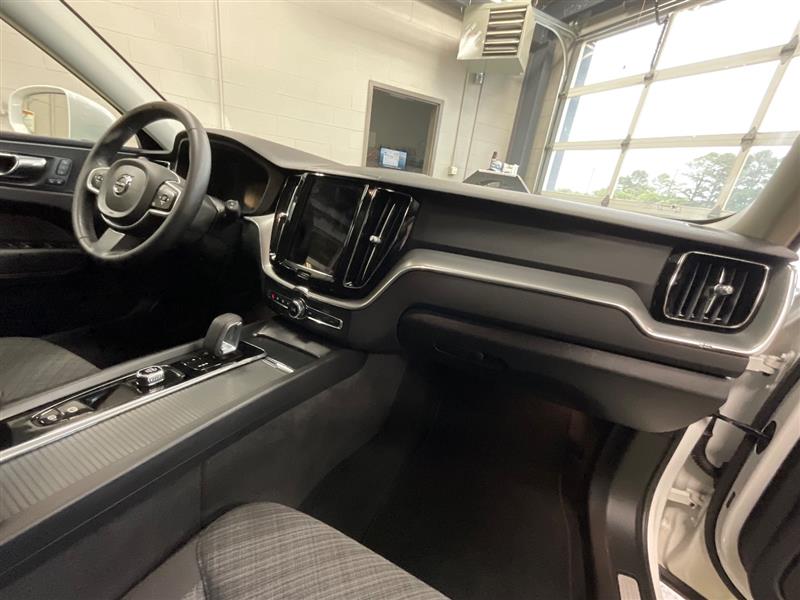 2022 VOLVO XC60 MOMENTUM