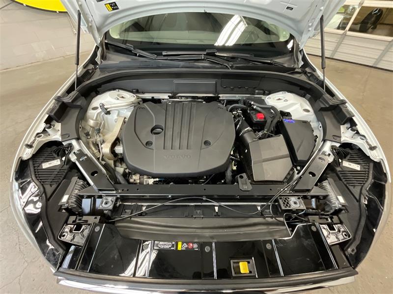 2022 VOLVO XC60 MOMENTUM