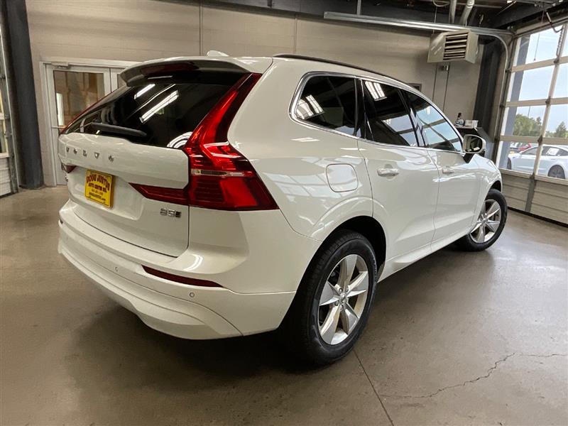 2022 VOLVO XC60 MOMENTUM