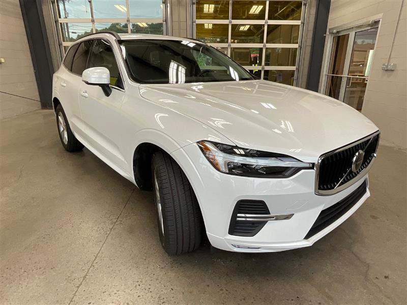 2022 VOLVO XC60 MOMENTUM