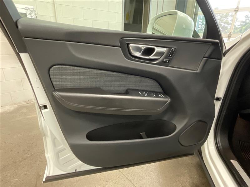 2022 VOLVO XC60 MOMENTUM