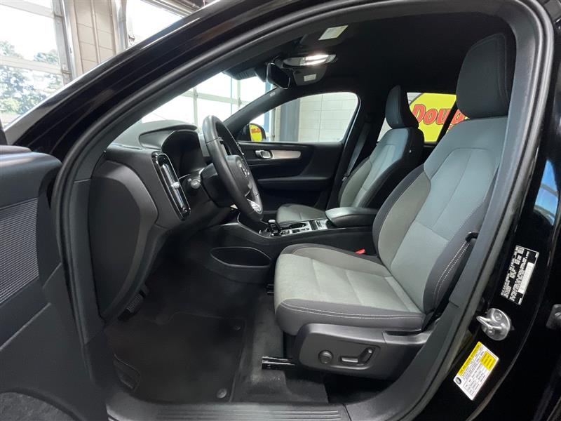 2023 VOLVO XC40 Core
