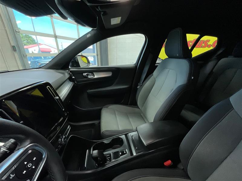 2023 VOLVO XC40 Core
