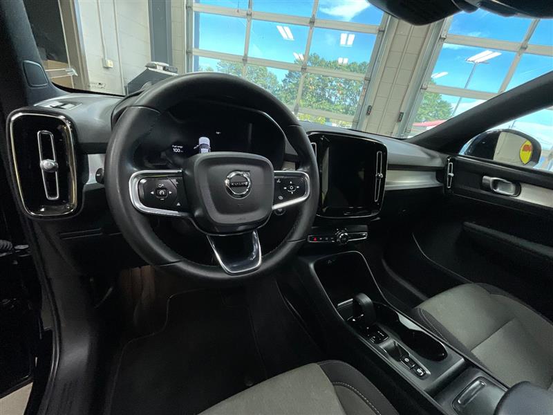 2023 VOLVO XC40 Core