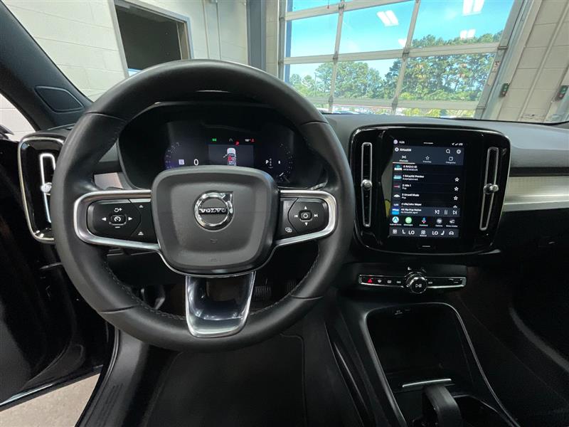 2023 VOLVO XC40 Core