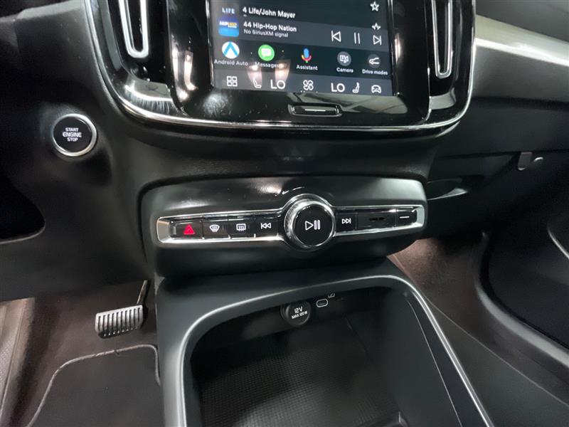 2023 VOLVO XC40 Core