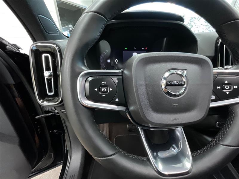 2023 VOLVO XC40 Core