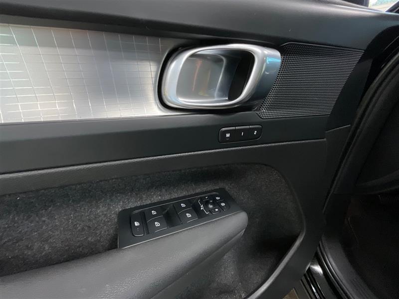 2023 VOLVO XC40 Core