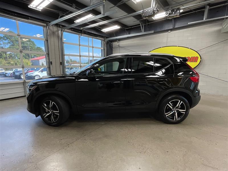 2023 VOLVO XC40 Core