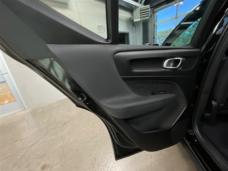 2023 VOLVO XC40 Core