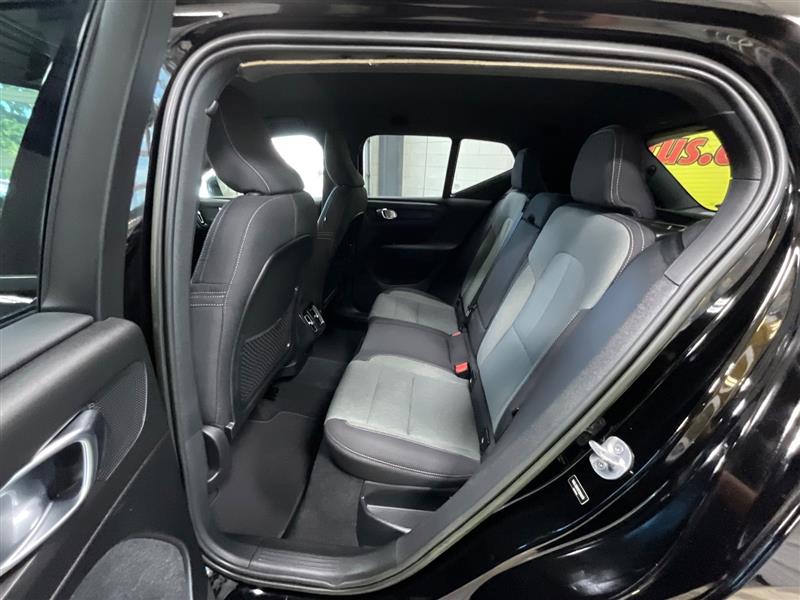 2023 VOLVO XC40 Core