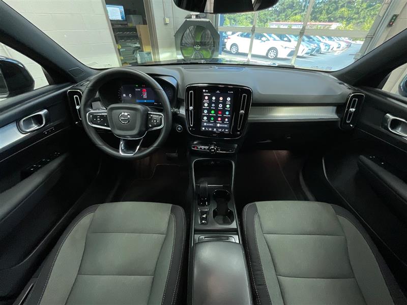 2023 VOLVO XC40 Core