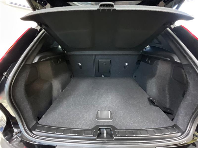 2023 VOLVO XC40 Core