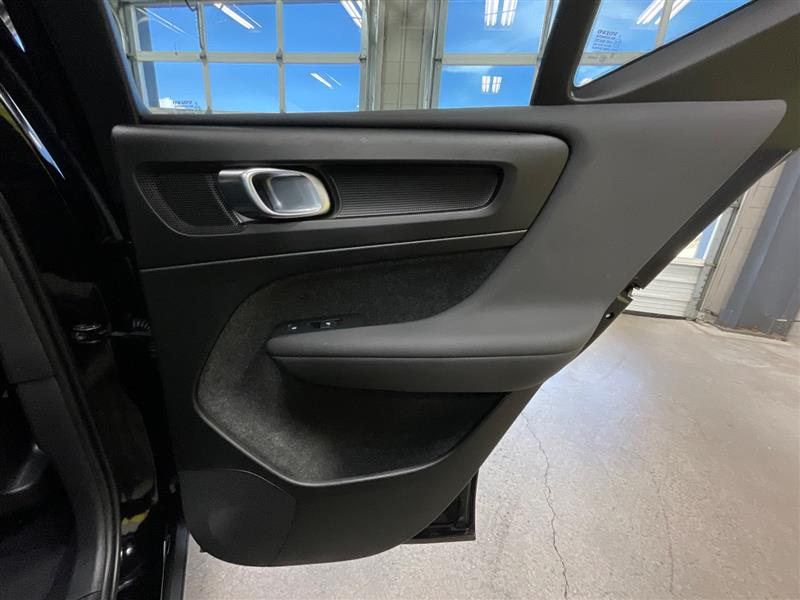 2023 VOLVO XC40 Core