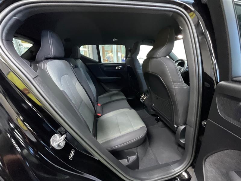 2023 VOLVO XC40 Core