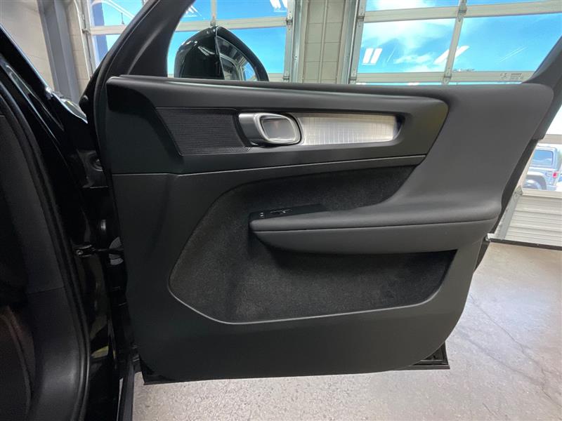 2023 VOLVO XC40 Core