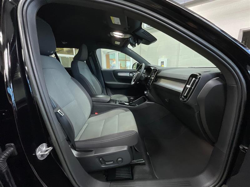 2023 VOLVO XC40 Core