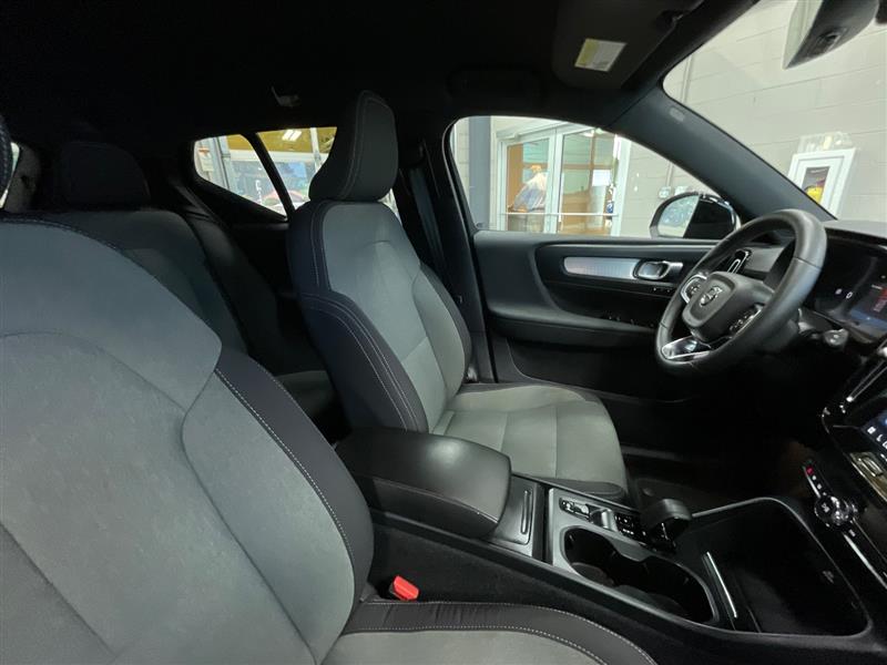 2023 VOLVO XC40 Core