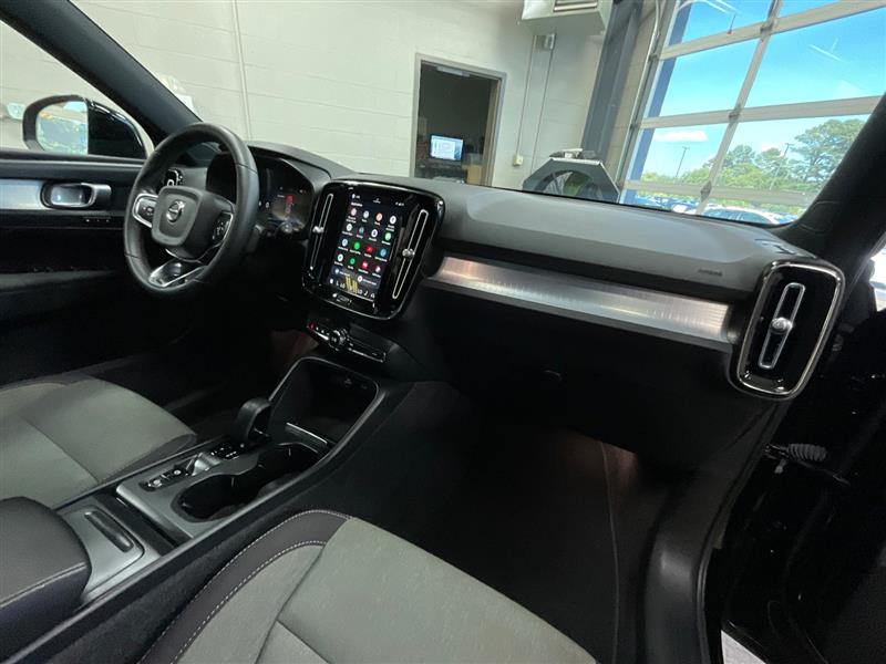 2023 VOLVO XC40 Core