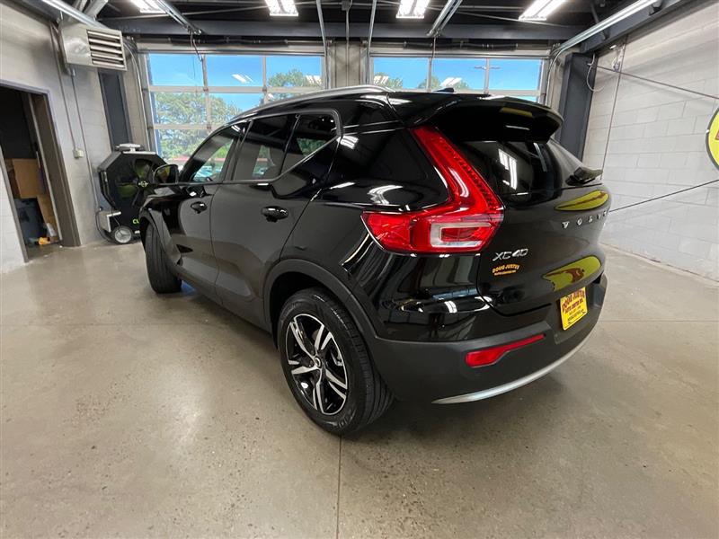 2023 VOLVO XC40 Core