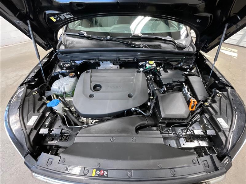 2023 VOLVO XC40 Core