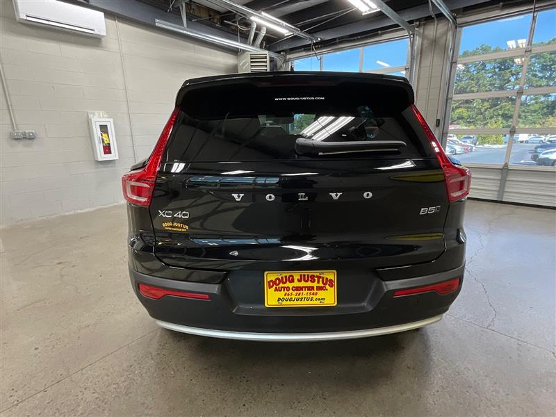 2023 VOLVO XC40 Core