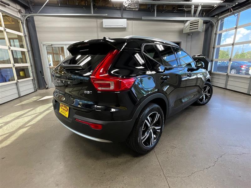 2023 VOLVO XC40 Core