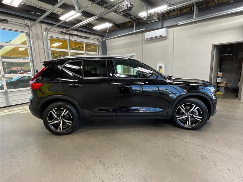 2023 VOLVO XC40 Core