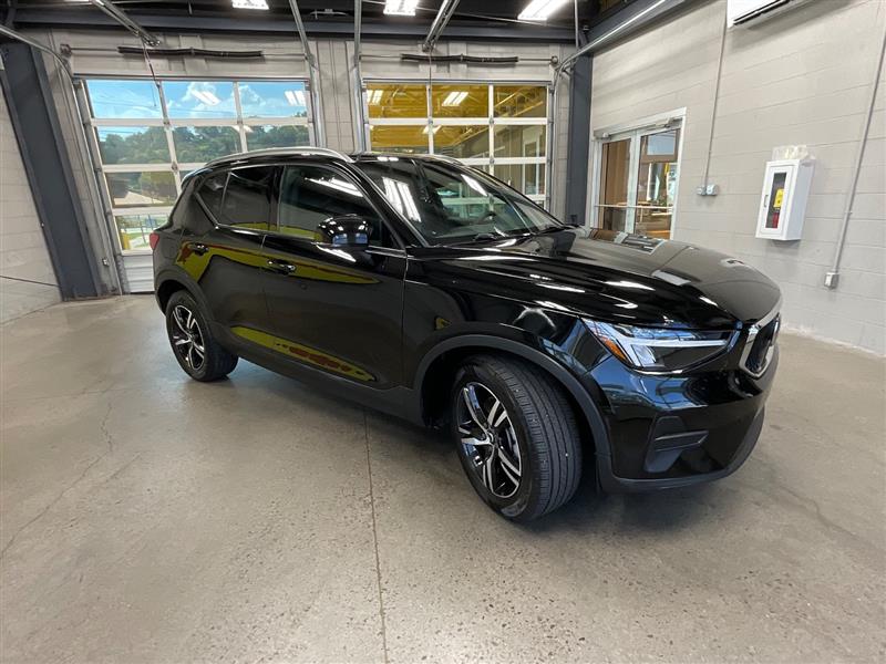 2023 VOLVO XC40 Core