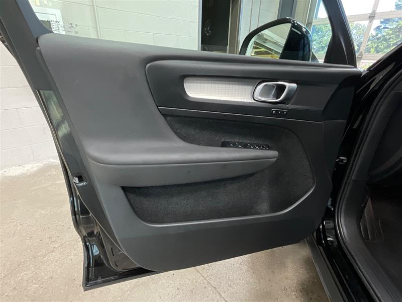 2023 VOLVO XC40 Core