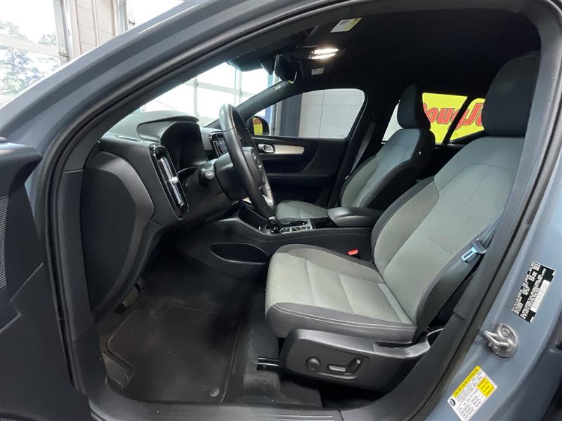 2023 VOLVO XC40 Core