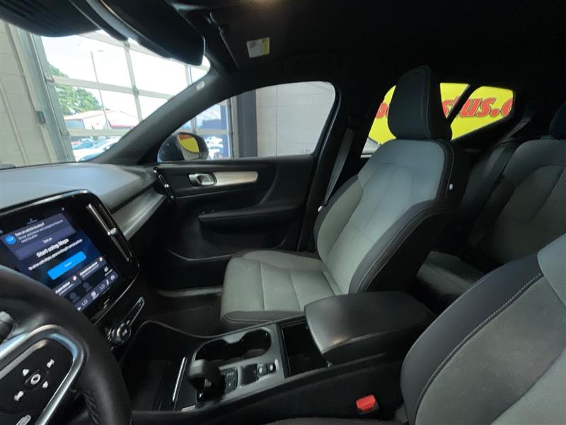 2023 VOLVO XC40 Core