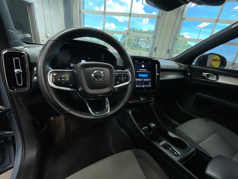 2023 VOLVO XC40 Core