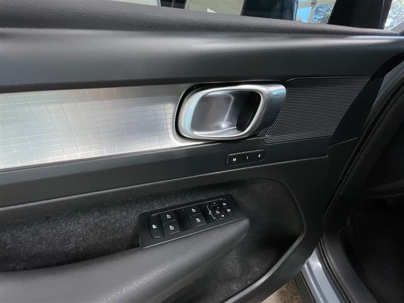 2023 VOLVO XC40 Core