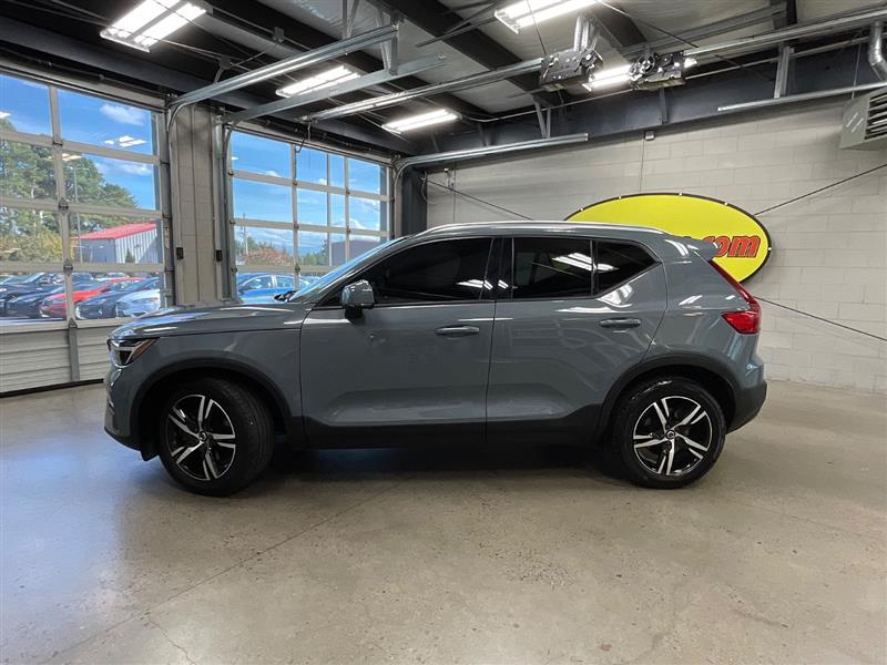 2023 VOLVO XC40 Core