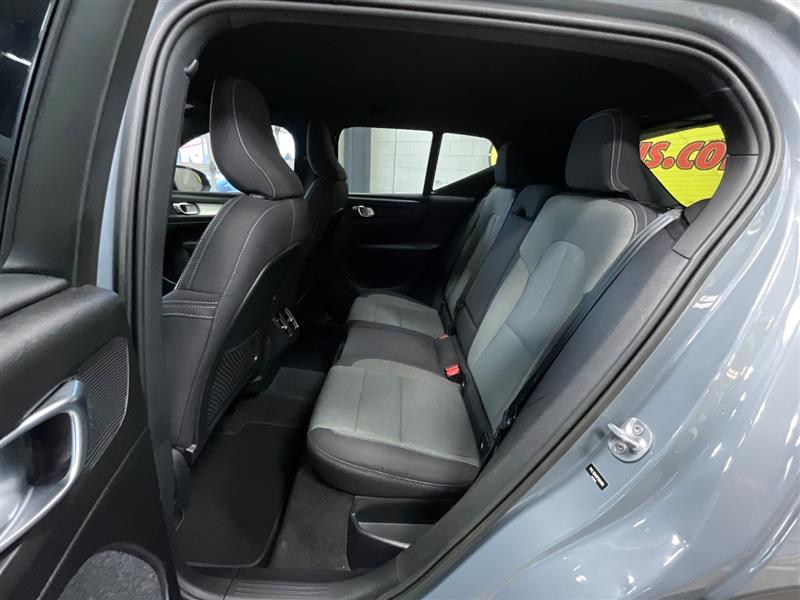 2023 VOLVO XC40 Core
