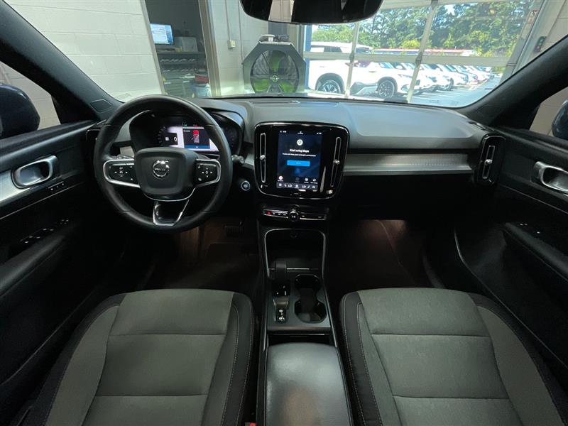 2023 VOLVO XC40 Core