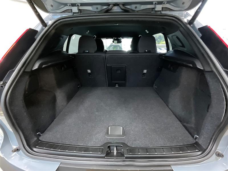2023 VOLVO XC40 Core