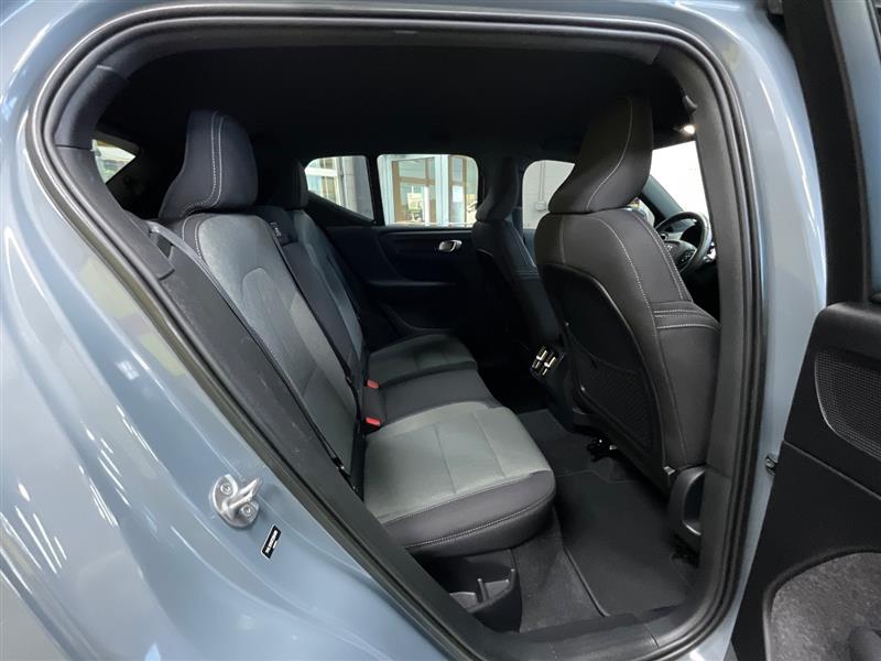 2023 VOLVO XC40 Core