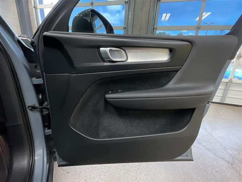 2023 VOLVO XC40 Core