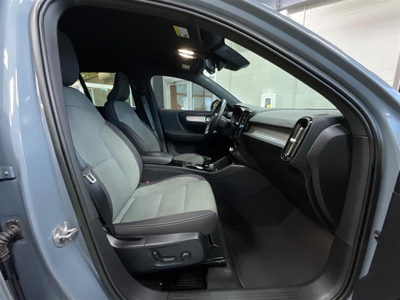 2023 VOLVO XC40 Core
