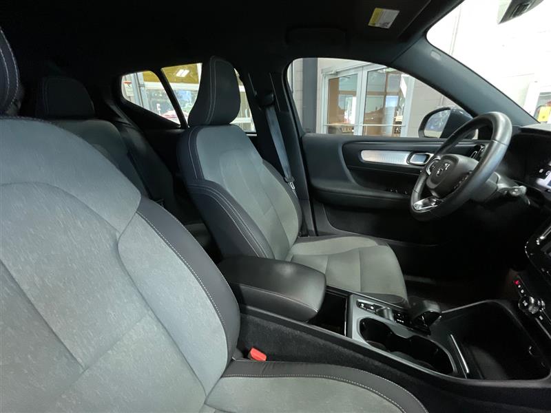 2023 VOLVO XC40 Core